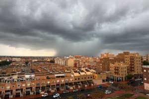 Tormenta descargando en la capital almeriense, que sigue necesitada de precipitaciones.