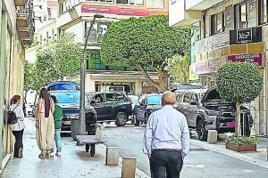 Intervención policial en la calle Rueda López en la tarde del domingo 10 de mayo.