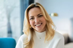 La médica especializada en pediatría, divulgadora y autora de referencia en crianza y salud infantil, Lucía Galán, que estará presente en la Feria del Libro de Albox.