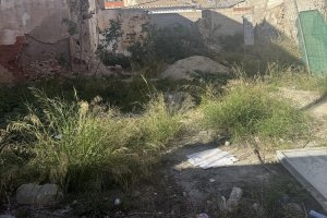 Imagen de un solar descuidado en Huércal-Overa.