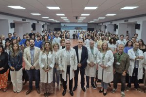 Foto de familia de los residentes con responsables del hospital.