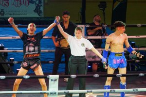 El carbonero Francisco Hernández (izquierda) al ser proclamado campeón del torneo de muay thai.