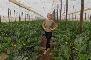 Samanta, conocida como AgroSamanta en redes, en su invernadero.