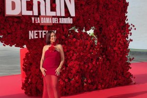 La escritora almeriense Estefanía Ruiz en la alfombra roja de la última premier de Netflix.