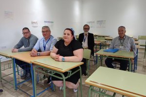 Javier, Diego, y Silvia posan en el aula con el coordinador de Educación Carlos Villoria y Diego, funcionario de prisiones.