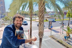 El periodista y escritor Daniel Ramírez con su novela, ‘Los días que no existieron’, en el Gran Hotel Almería.