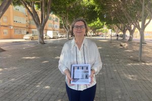 María Dolores Durán con su Guía de Museos, editada por el Instituto de Estudios Almerienses.