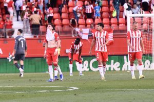 Miradas perdidas y sin encontrar explicación, los jugadores del Almería acabaron rendidos tras la remontada de Las Palmas.