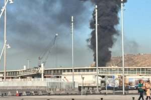Densa columna de humo en el Puerto de Almería