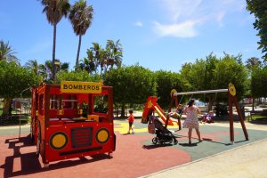 Así luce uno de los parques infantiles totalmente renovados.