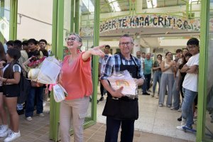 Consuelo y Jose durante el acto del 40 aniversario de la cantina en el IES El Palmeral de Vera.