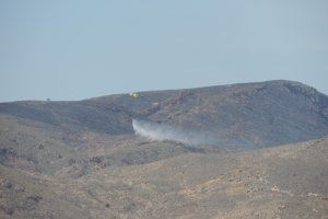 Medios aéreos del Infoca en la mañana de este viernes en la Sierra de Gádor.