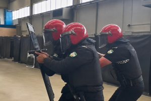 Los agentes almerienses realizando un ejercicio táctico de entrada en un domicilio