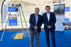 Juan Pedro García, alcalde de Pulpí, y Lorenzo Santana, director territorial de Metrovacesa en Andalucía Oriental, en el acto de colocación de la primera piedra de Swing Golf.