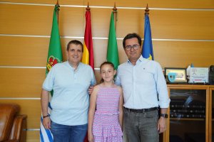 Paola Viñolo Ruiz, alumna de 6º de primaria del CEIP Santa María del Águila, se convierte en 'Presidenta por un día'.