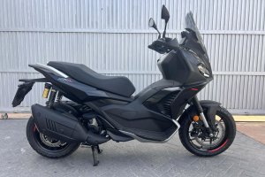 La Aprilia SR GT 400 llega para reforzar el creciente segmento de scooters crossover de media cilindrada.