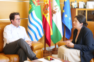 Francisco Góngora y Alba Pérez en el despacho del alcalde ejidense