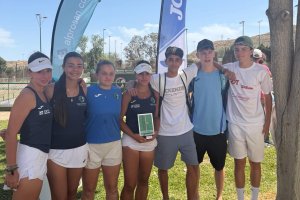 El equipo femenino y masculino junto tras concluir el torneo.