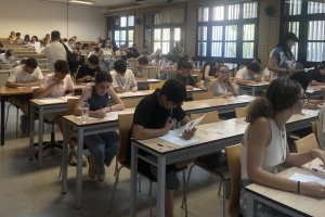 Alumnos en la fase del examen de Historia de España y Filosofía, en una de las clases del Aulario II de la UAL.
