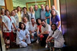 Fotografía de familia del homenaje a Rafal Dueñas, arriba en el centro, con polo verde, el pasado lunes, por parte de sus compañeros.