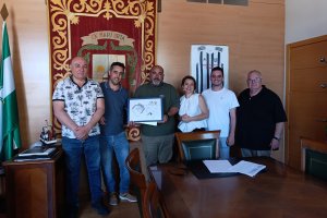 Autoridades municipales con el proyecto del nuevo depósito.