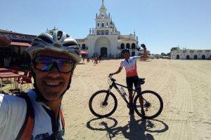 Rubén Alfageme en uno de sus viajes en bicicleta.
