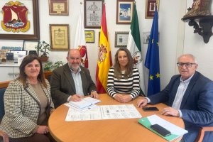 La Junta impulsa la reparación de la pista deportiva de Celín y la modernización del bar de la piscina municipal.