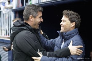 El saludo entre Funes y Rubi en el partido de La Rosaleda en fase regular, que acabó 2-1.