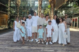 Rosinete y David junto a su familia  a la salida del juzgado.