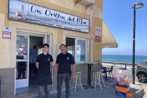 De izquierda a derecha Abdel y Aziz, propietario del restaurante.