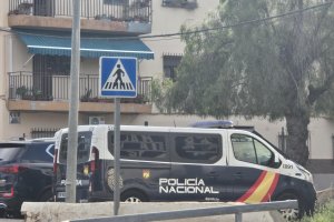 Un furgón de la Policía Nacional en Berja esta mañana.