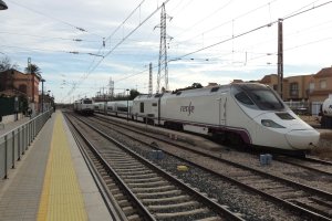 El Alvia repostando en la estación provisional de Huércal-Viator antes de salir con destino Madrid.