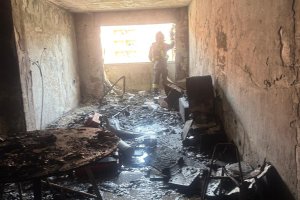 Así quedó el interior de la vivienda en la que se originó el incendio en Almería capital.