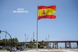 La bandera de España rota, en una imagen publicada en el Puerto de Almería en sus redes sociales.