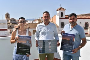 El alcalde, Pedro Ridao (centro), y el concejal de Patrimonio, Pedro L. Rodríguez, junto a Mari Carmen Soler, una de las responsables del CICA.
