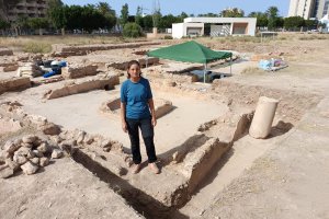 Carmen Ana Pardo en la zona donde se están realizando nuevas excavaciones en el Yacimiento de Ciavieja.