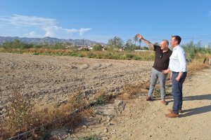 Visita del subdelegado del Gobierno en Almería, José María Martín, y el alcalde de Cuevas del Almanzora, Antonio Fernández, a algunas de las zonas más afectadas.