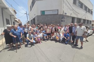 Vecinos del Puente del Río junto a Ana María Chacón.