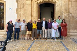 Algunos de los asistentes al encuentro de 'Albox 63' de este año junto a parte de la corporación municipal veratense.