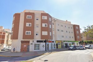 Edificio con algunos inmuebles de Unicaja en El Ejido.