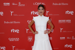 La creadora de contenido Sara Fructuoso luciendo el vestido Olalla, una creación de la almeriense María Barragán.