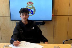Hugo Fernández firmando su nuevo contrato con el Real Madrid tras salir de las bases del Almería.