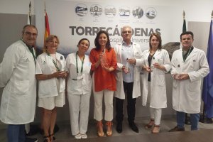 El Hospital Universitario Torrecárdenas recibe de la AECC botellas dosificadoras para pacientes de radioterapia.