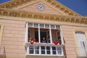 Chupinazo de San Fermín desde el balcón del Ayuntamiento de Carboneras.