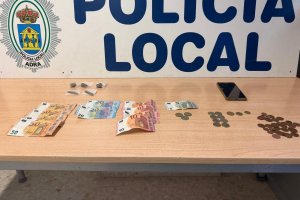 La Policía Local de Adra detiene a una persona por un presunto delito contra la salud pública.