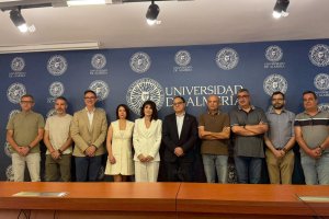 El equipo encargado de impulsar la iniciativa UniversAL. En el centro, Pilar Martínez Ortigosa, vicerrectora de Transformación Digital, y José Joaquín Céspedes Lorente, rector de la universidad