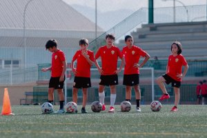 Los canteranos de Almería entrenando en el Municipal Francisco Pomedio, en Huércal. El lunes empieza el Campus.
