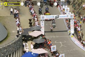 Vista aérea de los indalos pintados en el Tourmalet, coronado por Pogacar en el Tour de Francia.