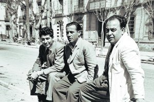 Tres amigos sentados de manera informal en el pollo de un banco del Paseo allá por los años cincuenta.