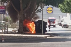 Arde un contenedor en Cortijo Grande y provoca una gran humareda